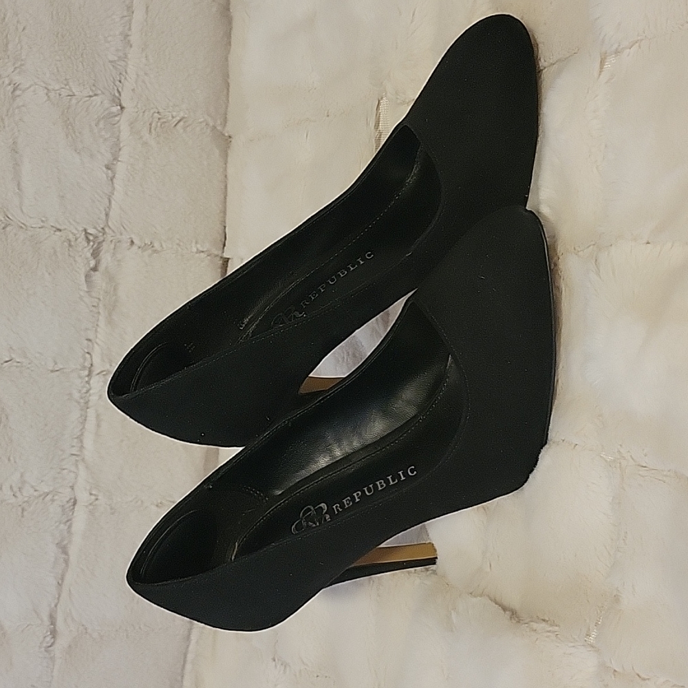 Black Pumps